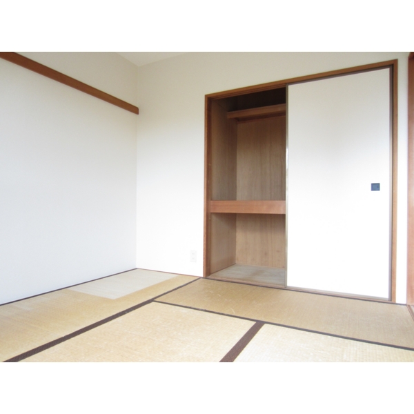 Other room space. There is Japanese-style storage!