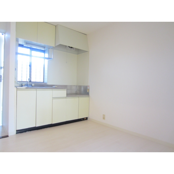 Kitchen. Put the two-burner stove! Small window There is also a bright kitchen!