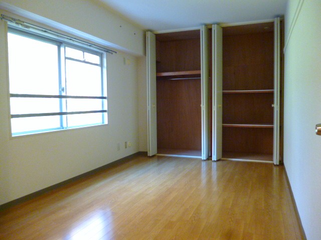 Other room space. & Room is abundant storage. In the east, This room Asahi enters