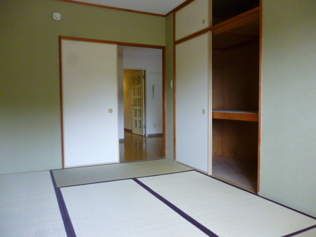 Living and room. Japanese-style, There is also a storage-rich upper closet