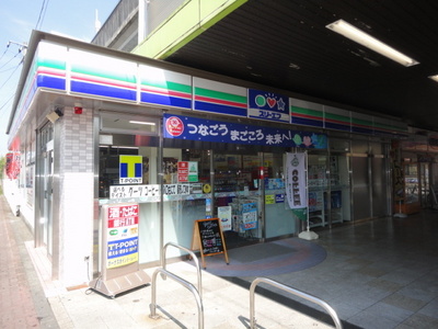 Convenience store. Three F (convenience store) to 350m