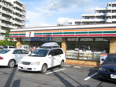 Convenience store. 850m to Seven-Eleven (convenience store)