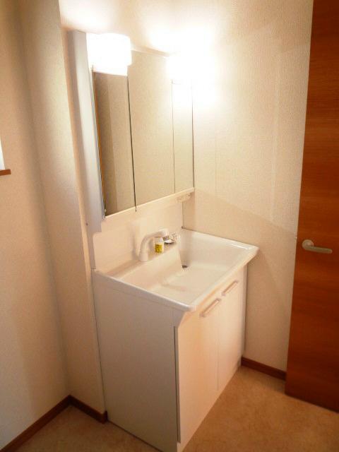 Wash basin, toilet. Dresser is also abundant storage space in the three-sided mirror.