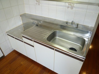 Kitchen. 2-neck is a gas stove can be installed