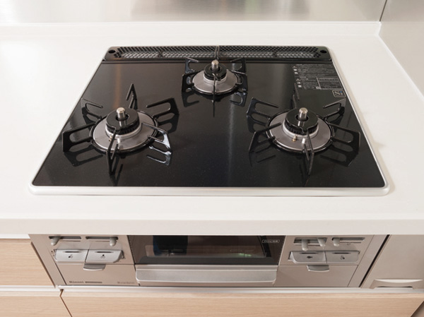 Kitchen.  [Pearl Crystal top 3-burner stove] Double coated with a hard enamel in the color and intensity. Easy dirt falls, Of 3-burner stove is all mouth all sensor types of excellent pearl crystal top in vivid color and impact resistance.