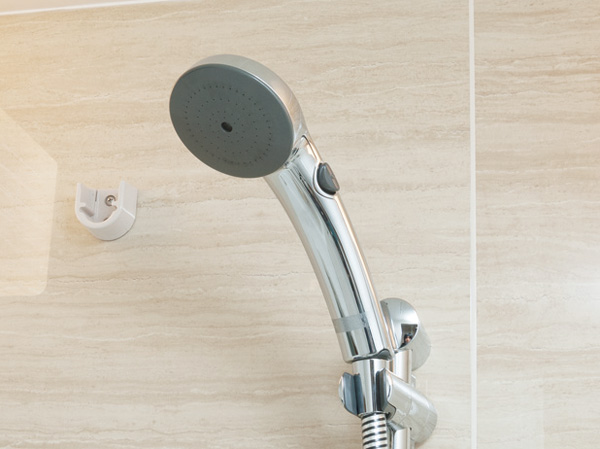 Bathing-wash room.  [Section hot water well in the shower head with switch] Bathroom shower, Simply press the grip of the switch of the shower head, It is easy switching of the water discharge and water stop, Excellent section hot water resistance.