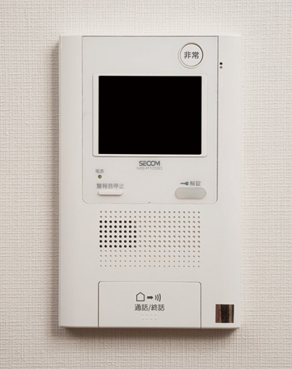 Security.  [Hands-free intercom] You can check the visitor in the video and audio, Color TV monitor with a hands-free intercom. Conversation without a handset ・ It is useful because it can be unlocked. (Same specifications)