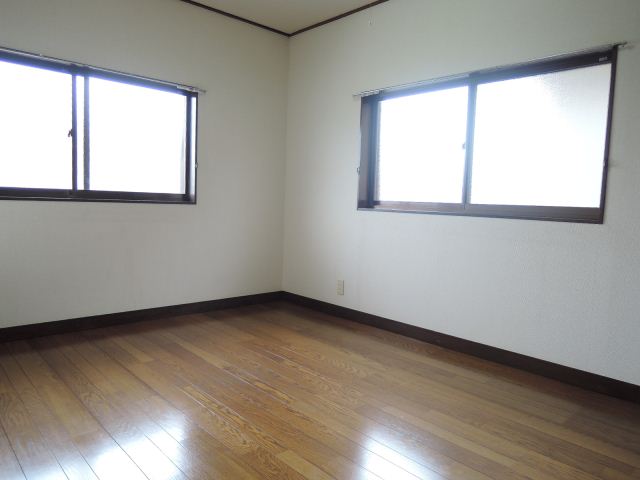 Living and room. The second floor of the Western-style is also bright and airy also GOOD