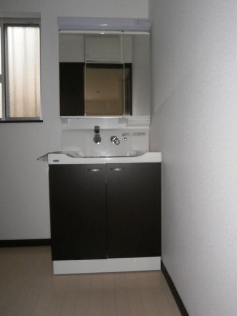 Wash basin, toilet