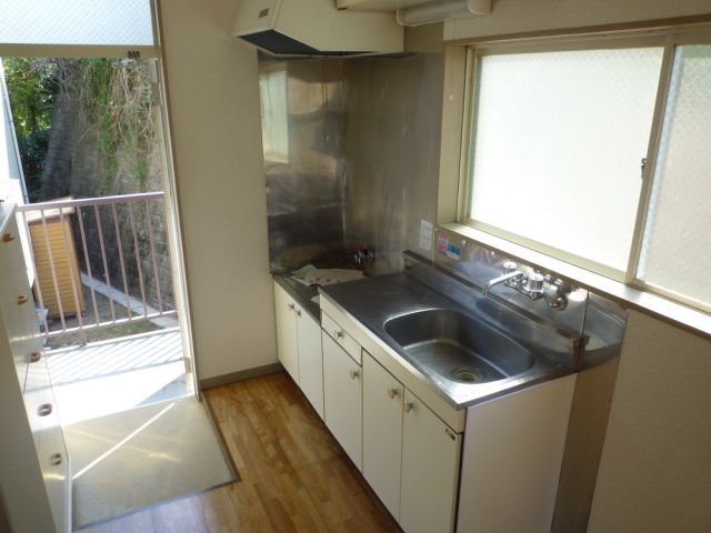 Kitchen. City gas Two-burner gas stove can be installed