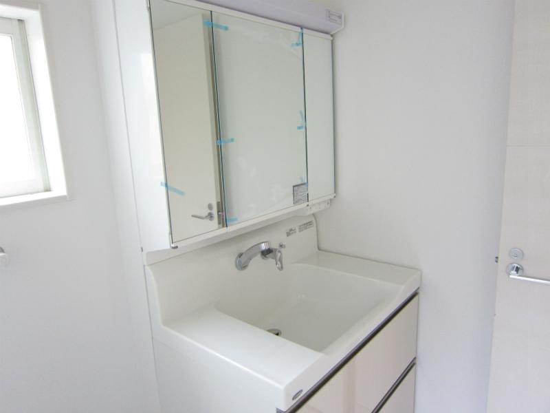 Wash basin, toilet. Wash basin with a three-sided mirror