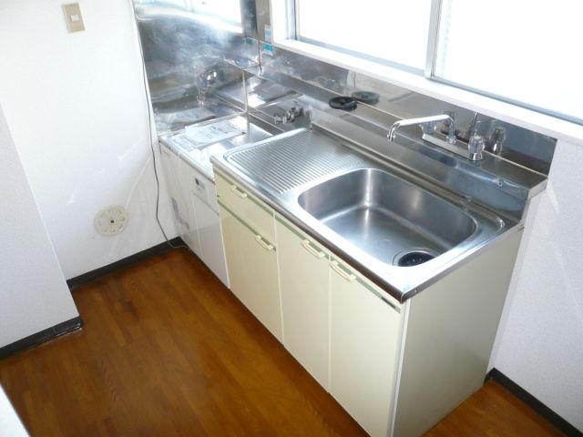 Kitchen. Dishes also comfortable at a two-necked gas stove