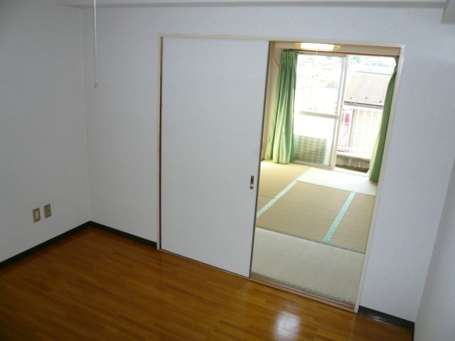 Living and room. Both Western and Japanese-style you can enjoy