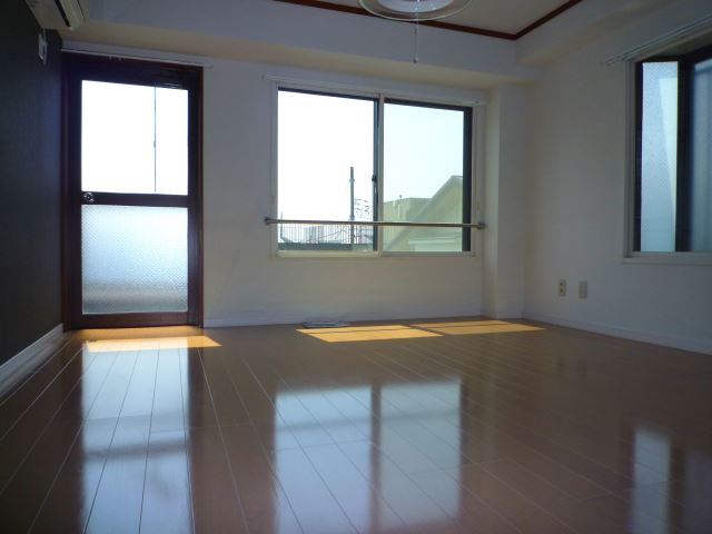 Living and room. The rooms of 8 quires of Japanese-style room has a half between 1 storage