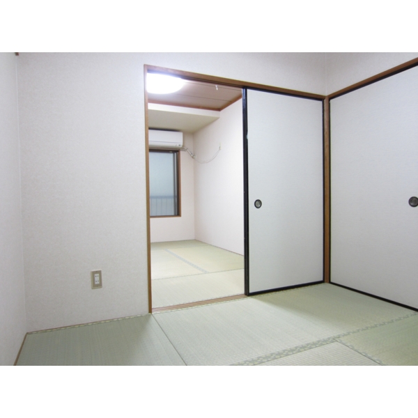 Other room space. It laid the wood tiles and carpet, It can also be used as a Western-style! 