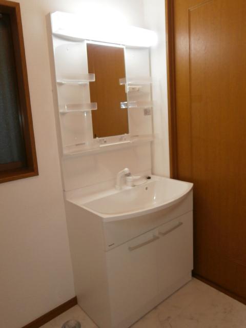 Wash basin, toilet. New exchange, Vanity with shampoo dresser