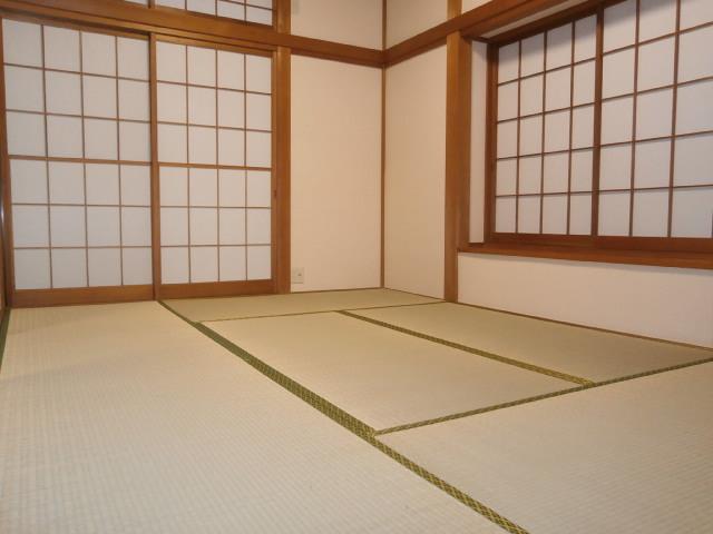 Non-living room. Japanese-style room, which is continuous with living