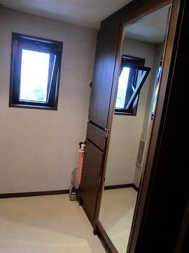 Receipt. Shoe storage of large full-length mirror with