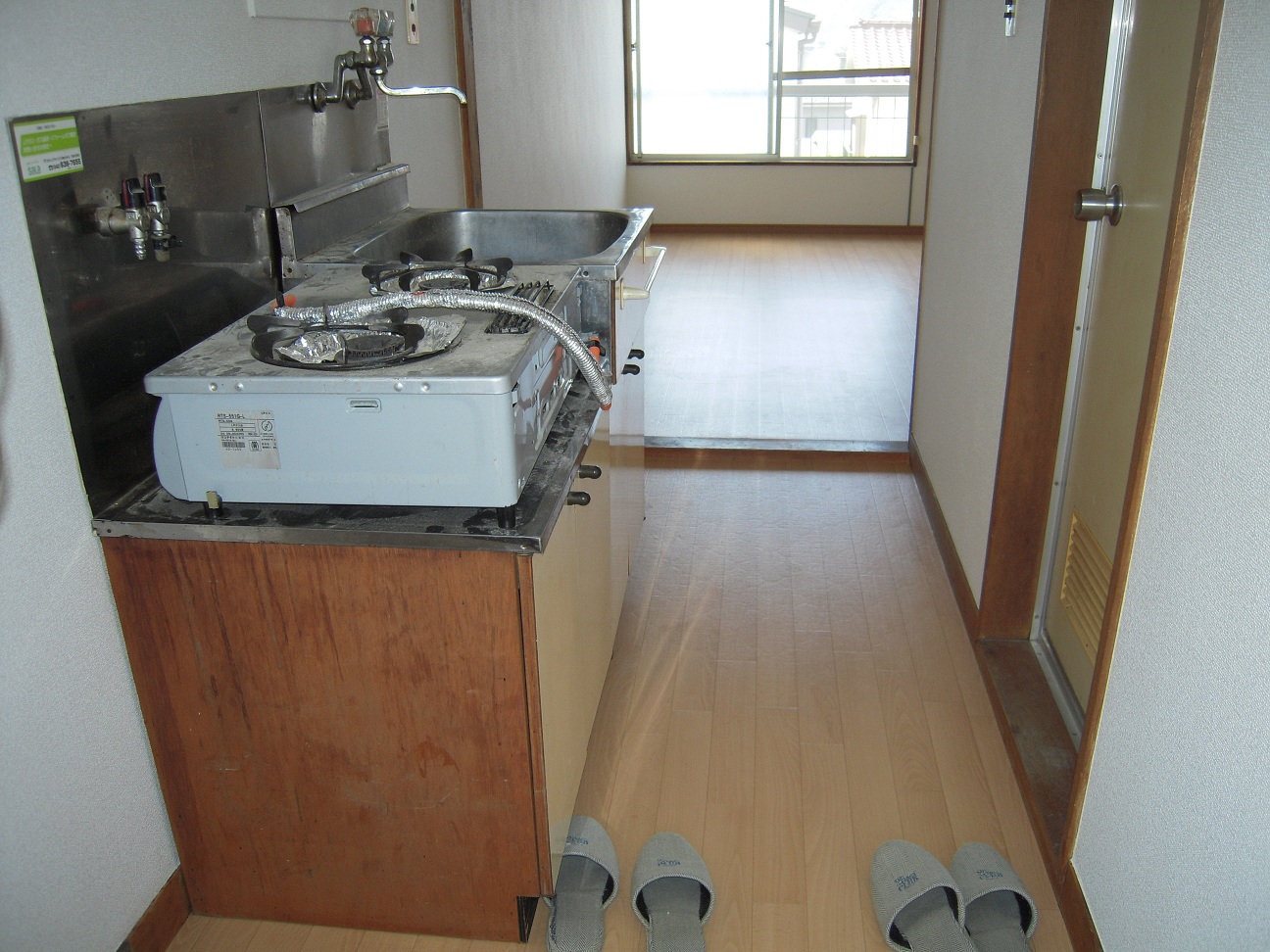 Kitchen. 2-neck with gas stove