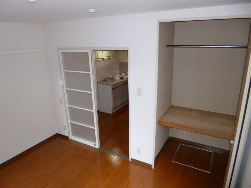 Living and room. Your guests will widen the room with storage.