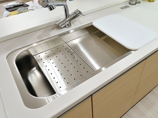 Kitchen.  [Multi-functional sink] The plate was placed in the upper and lower, Improved ease of work. Dishes Ease to ensure the cooking space of the room. Remove the plate, And so loose washing in a wide sink, You can use the flexibility to match the scene.
