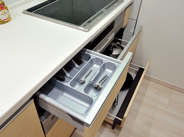 Kitchen.  [Slide cabinet] IH heater lower part of the cabinet, Adopt a large-capacity sliding a large pot can be effortlessly out. But it has slowly closing "soft close" In addition to the door, It closes quietly to absorb the impact when closing.  ※ Except for the small drawer.