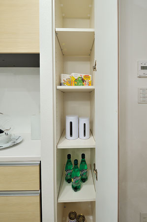 Kitchen.  [pantry] Ingredients stock Ya, Kitchenware efficiently storage ・ Established a large-capacity type of pantry that can be stored. Since the height adjustment is with shelves that can be, You can also quickly organize those bulky.