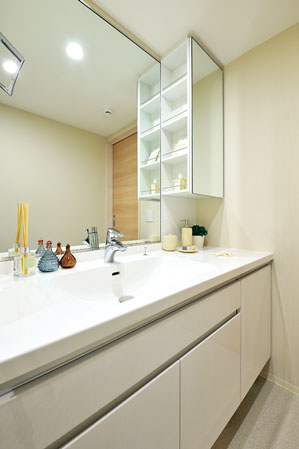 Bathing-wash room.  [Powder Room] Because there is a mirror in front, Mounting Ya of contact without taking unreasonable attitude trying Nozokikomo, Makeup can be easier. Be routinely use what is easily taken in and out of, such as hair care products is useful with large storage.