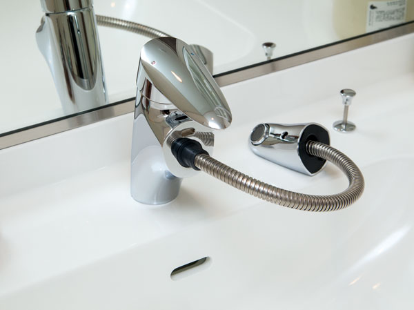 Bathing-wash room.  [Pull-out faucet] Since the spout is a hose with a faucet that can be used in a drawer, Bowl the entire cleaning, To help, such as when to wash their hands of small children.