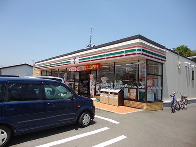 Convenience store. 950m to Seven-Eleven (convenience store)