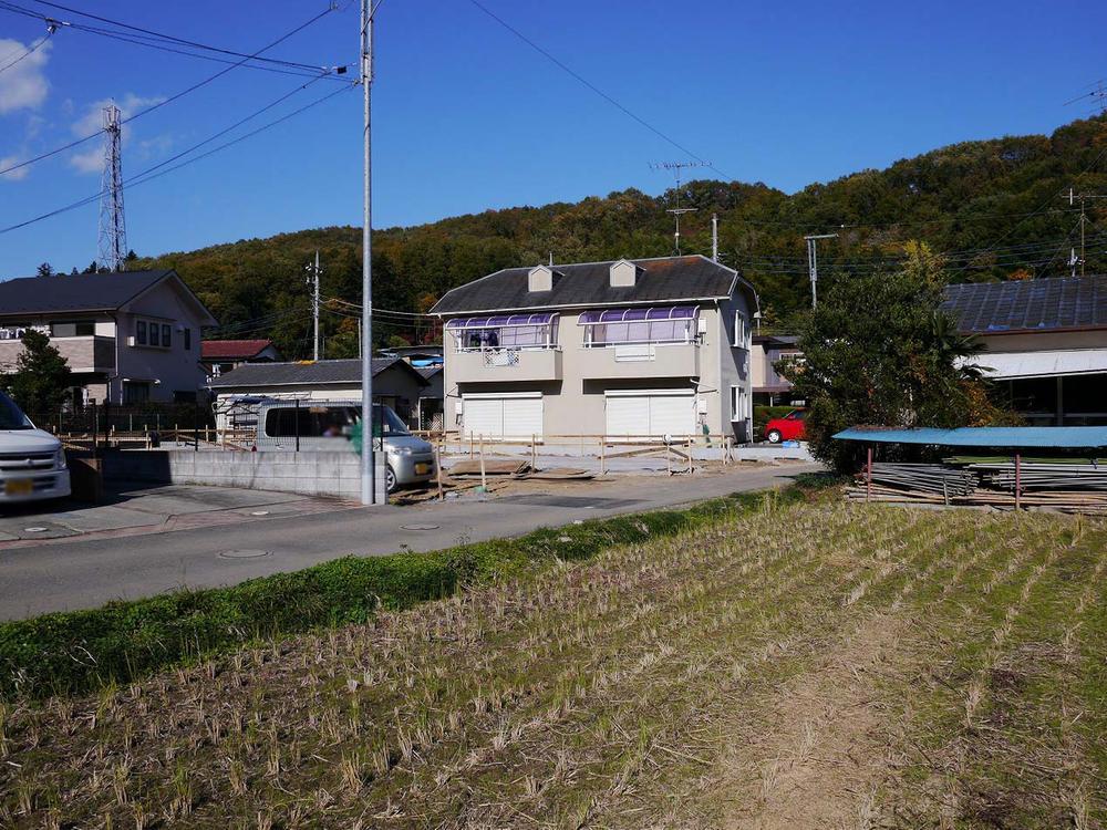 Local photos, including front road. And good sun hit the south side is every garden in the leafy quiet residential area. 