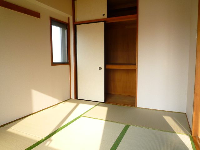 Living and room. It will be healed in the fragrance of rush.