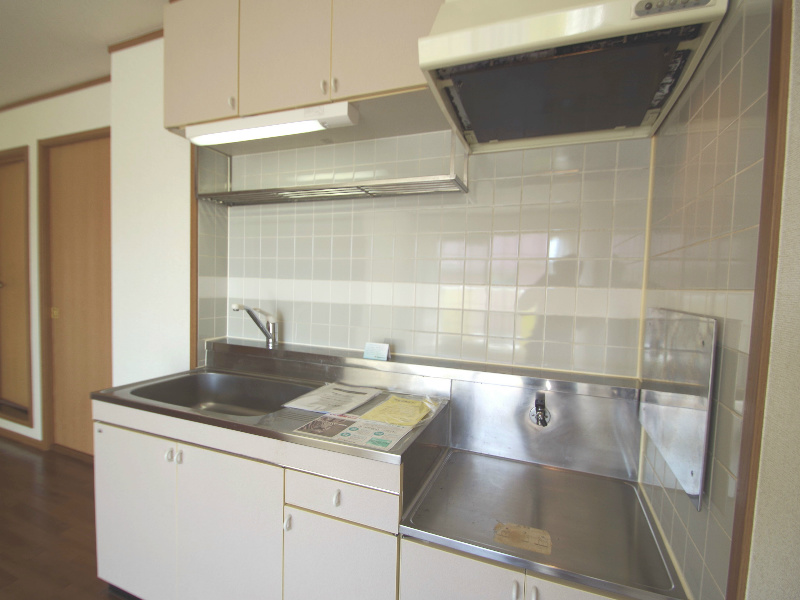 Kitchen. Two-burner stove installation Friendly chopping board space is Gasukitchin! 