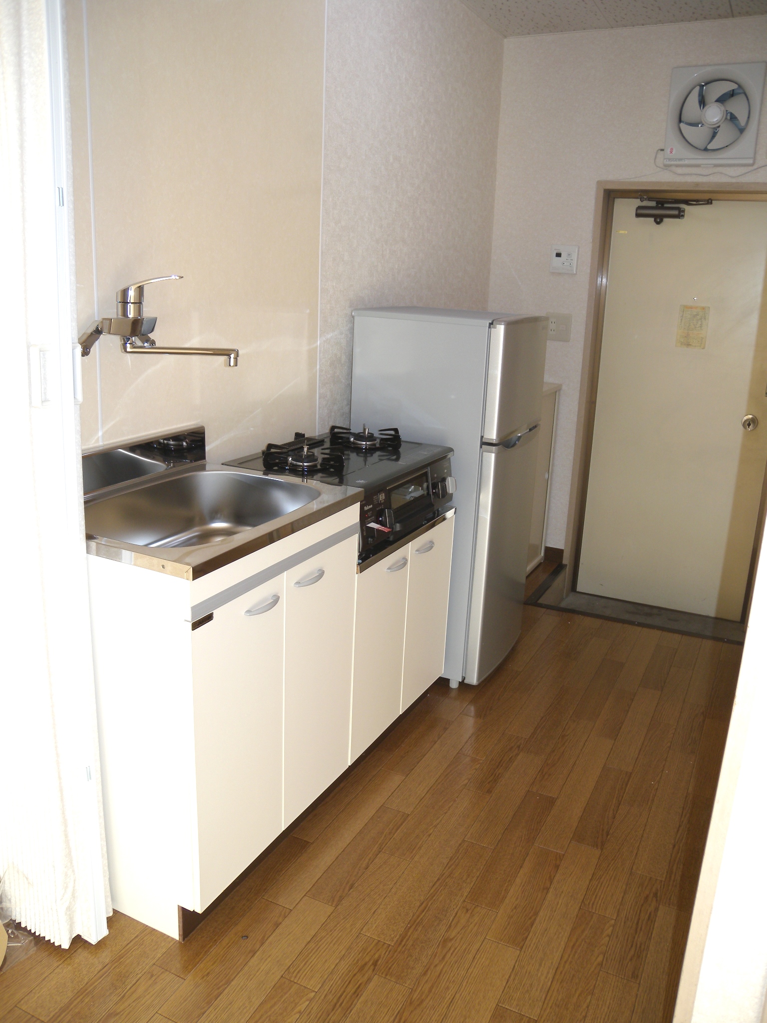 Kitchen. refrigerator ・ With gas stove