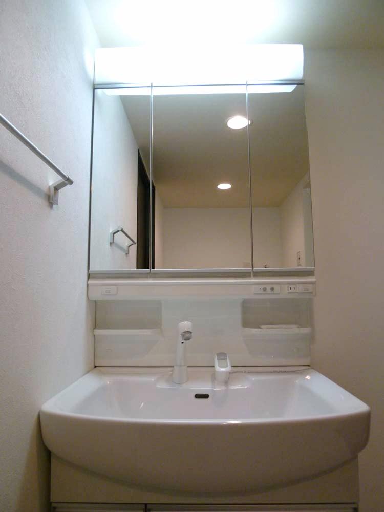 Wash basin, toilet.  □  ■ Kagamiura storage type three-sided mirror □  ■
