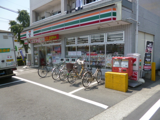 Convenience store. 330m to Seven-Eleven (convenience store)