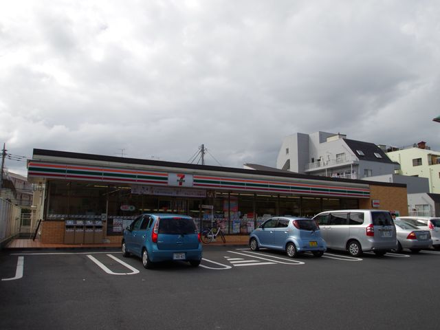 Convenience store. Seven-Eleven Owada 7-chome up (convenience store) 882m