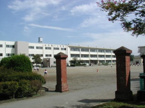 Primary school. 600m up to elementary school Yui first elementary school