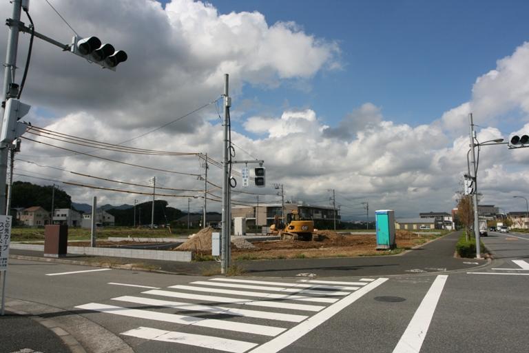 Local photos, including front road. Building site