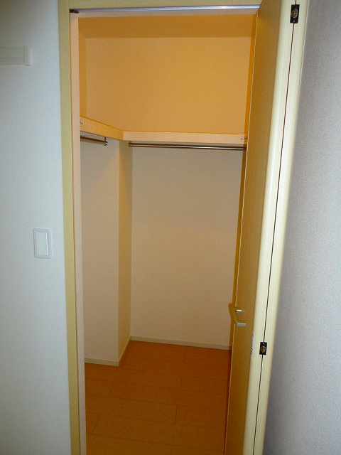 Other Equipment. Spacious walk-in closet space