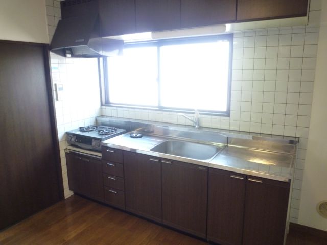 Kitchen. 2-neck is a gas stove can be installed. 