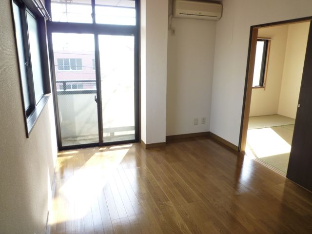 Living and room. Sunny Western-style is the space of Hidamari. 