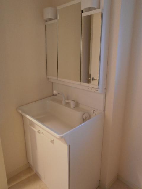Wash basin, toilet. 1 Building Shampoo three-sided mirror vanity with dresser