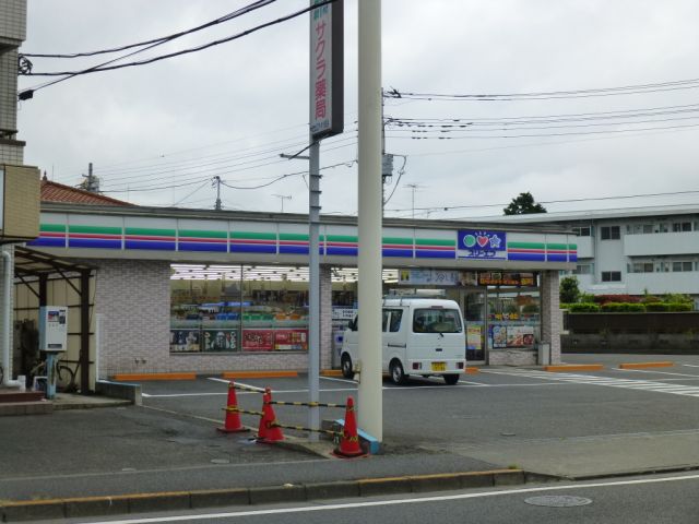 Convenience store. Three F (convenience store) to 350m