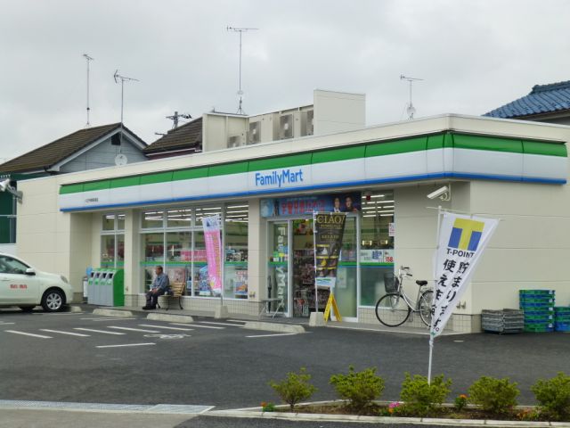 Convenience store. 720m to Family Mart (convenience store)