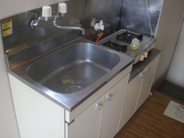 Kitchen. Dishes are convenient two-necked Gasukitchin