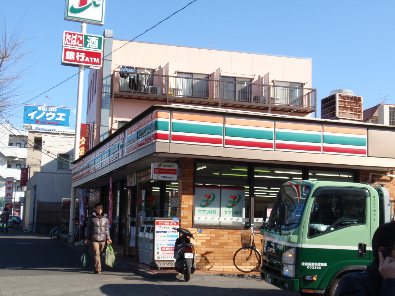 Convenience store. 50m until the Seven-Eleven (convenience store)