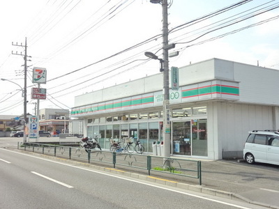 Convenience store. 400m up to 100 yen Lawson (convenience store)