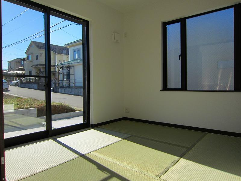 Non-living room. South-facing two-sided lighting bright rooms