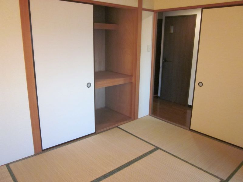 Living and room. Plenty some Japanese-style room also housed.